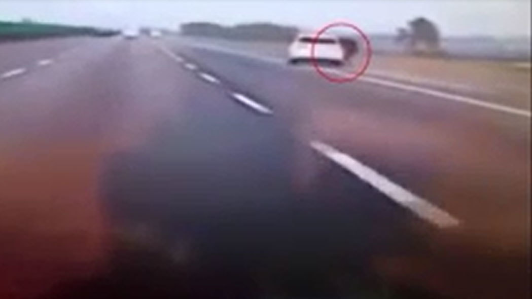 Cãi nhau, cô gái nhảy khỏi xe bạn trai đang phóng gần 100km trên cao tốc