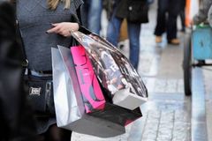 Dâu mới khốn khổ vì hai hộp bánh biếu Tết mẹ chồng