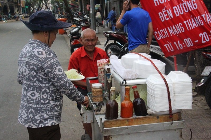 Tết trên chặng đường bán rong của vợ chồng ở Sài Gòn