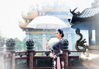 Hoa hậu Ngọc Hân diện áo dài Tết ở chùa cổ