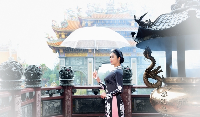 Hoa hậu Ngọc Hân diện áo dài Tết ở chùa cổ