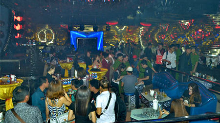 Sài Gòn: Phong tỏa 2 quán bar, ngăn dân chơi ném ma túy