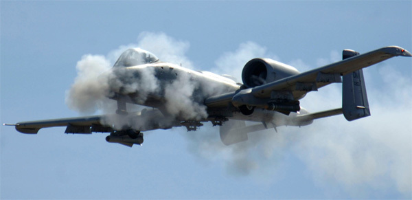 Xem 'lợn lòi' A-10 của Mỹ bắn nát xe Taliban