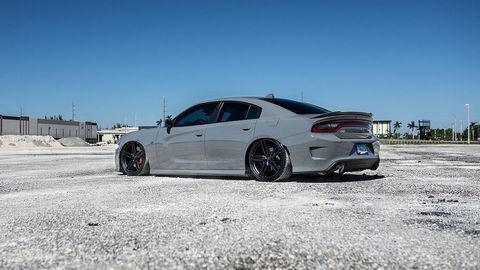 Xe độ Dodge Charger Hellcat với sedan 