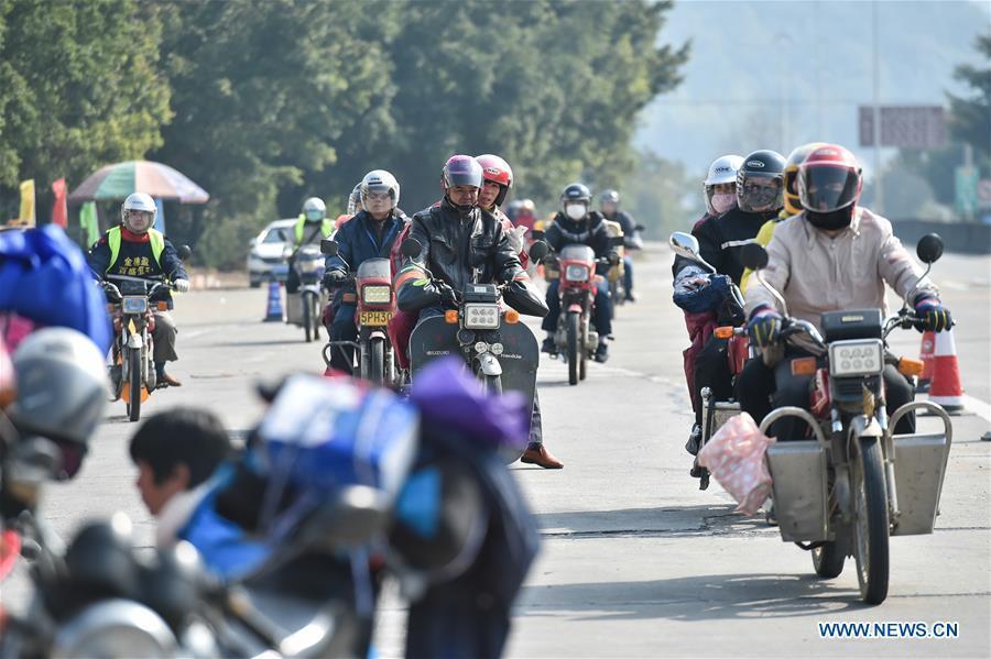 Đội quân xe máy ùn ùn về quê đón Tết