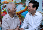 Cái nắm tay ấm áp của ông Võ Văn Thưởng với nhạc sỹ Nguyễn Văn Tý