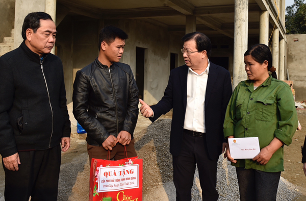 Phó Thủ tướng trở lại thăm người dân xóm Khanh