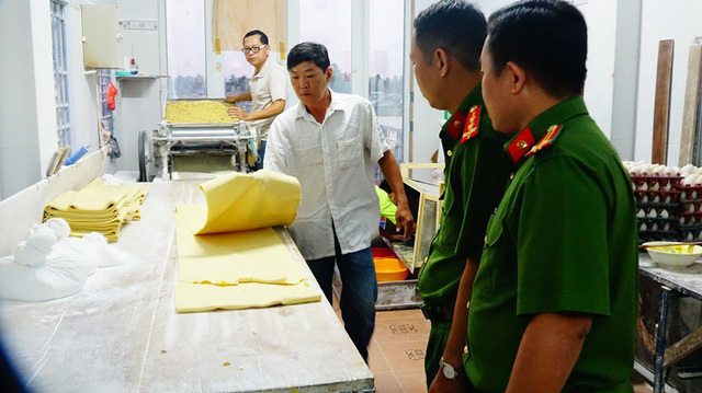 Mì sợi vàng óng nhờ hóa chất gây ung thư, hại thận