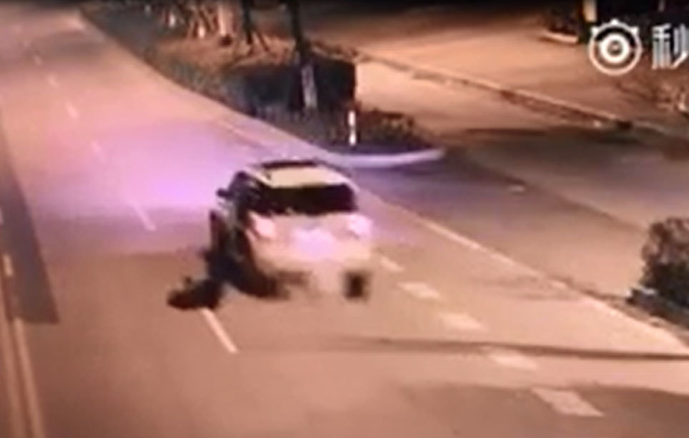 Vợ lái xe, chồng say rượu ngồi ghế sau bị rơi xuống đường