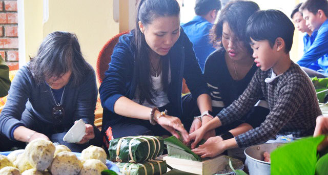 Chắt ngoại say sưa gói bánh chưng dâng Đại tướng Võ Nguyên Giáp ở Vũng Chùa