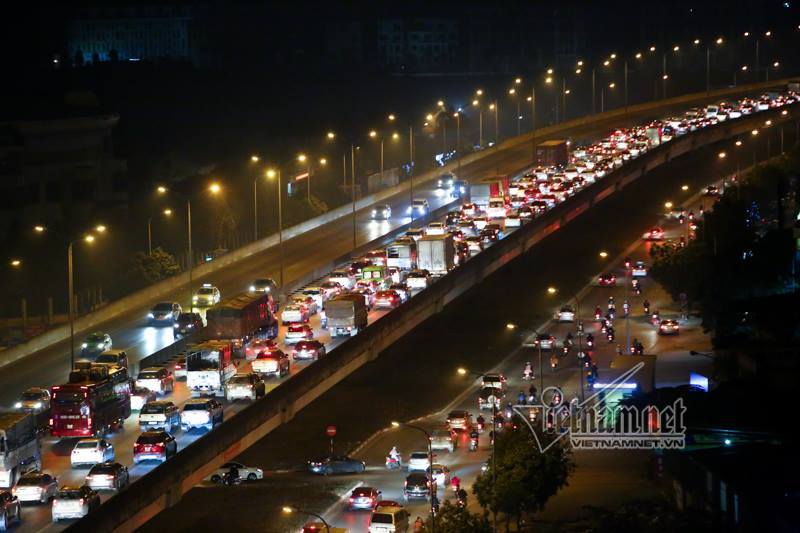 Xế hộp dàn hàng 5 'chôn chân' đầu cao tốc Pháp Vân