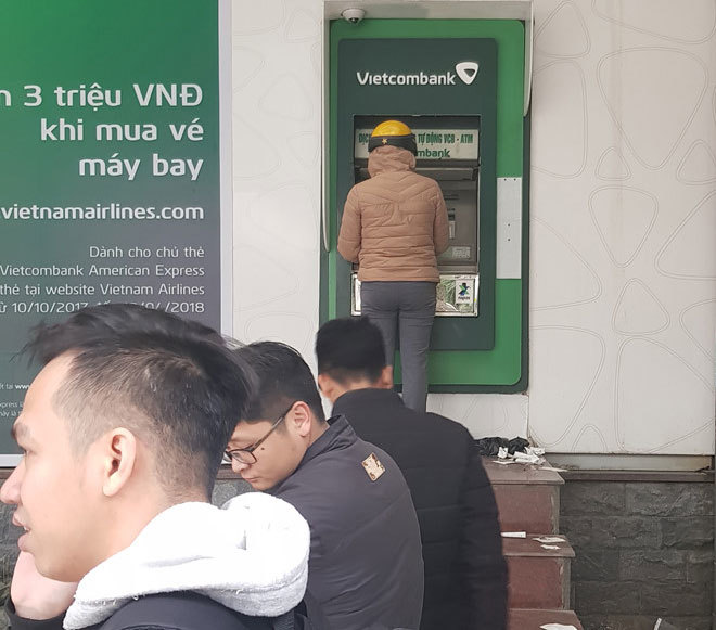 Rút tiền ATM dịp Tết: Vì sao người dân phải chịu xếp hàng nhiều giờ?