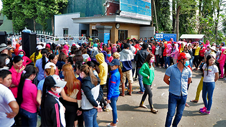 Gần 2.000 công nhân ở Đồng Nai xếp hàng nhận tiền hỗ trợ về Tết