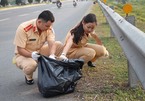 Nữ chiến sĩ CSGT xinh đẹp cặm cụi nhặt rác ngày cuối năm