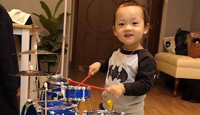Ly Kute khoe cảnh con trai đánh trống điệu nghệ