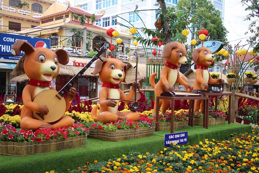 Nghìn người xem các chú chó tấu nhạc tài tử tại đường hoa Cần Thơ