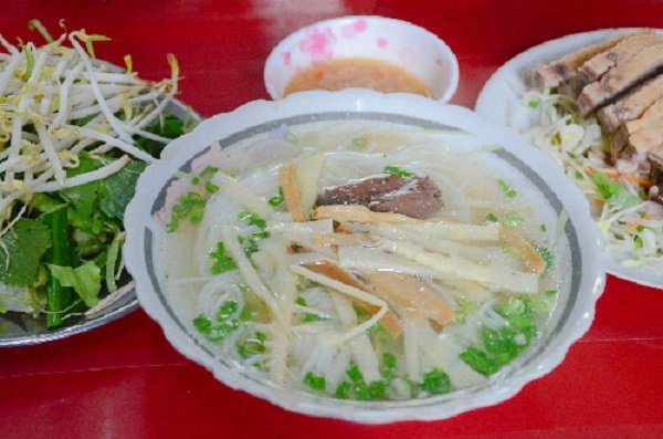 Quán bún vịt có thâm niên gần 6 thập kỷ đông nghịt khách ở Sài Gòn