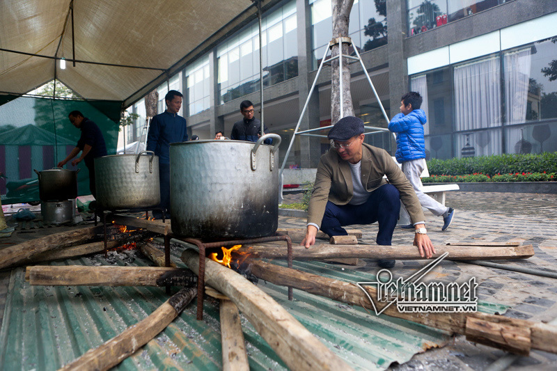 Nồi bánh chưng đỏ lửa khắp phố Hà Nội