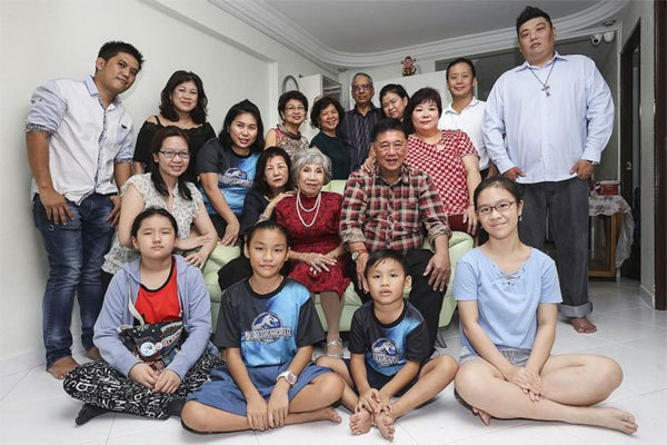 Gia đình Singapore và Tết là một chủ đề thú vị để khám phá văn hoá và truyền thống của quốc gia này. Hãy xem hình ảnh này để cảm nhận được sự ấm áp và sum vầy của gia đình Singapore trong dịp Tết.