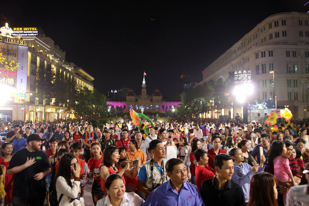 Đường hoa Nguyễn Huệ đón hàng nghìn khách trong đêm khai mạc