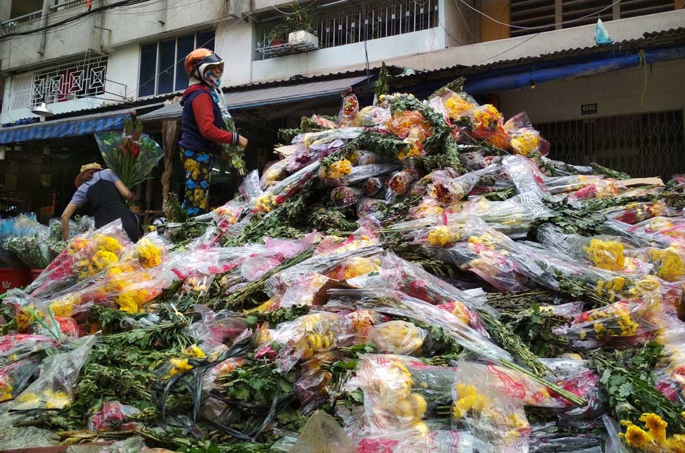 Hoa chất thành 'núi', đổ bỏ bên đường ngày 30 Tết ở Sài Gòn