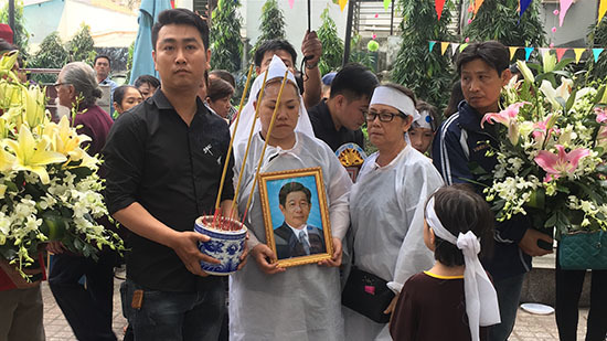 Con gái và nghệ sĩ đưa tiễn nghệ sĩ Nguyễn Hậu về nơi chín suối