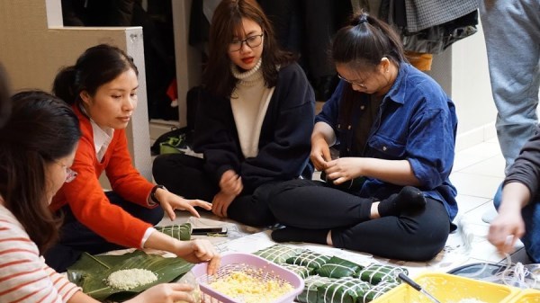 Du học sinh Việt khắp nơi gói bánh chưng đón Tết