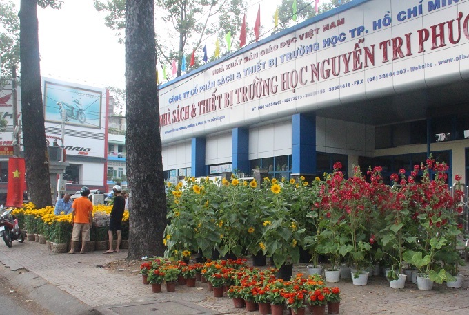 Chợ 30 Tết; Hiu hắt khách mua, chủ hàng đổ hoa xuống sông - ảnh 7 Chợ 30 Tết; Hiu hắt khách mua, chủ hàng đổ hoa xuống sông - ảnh 7