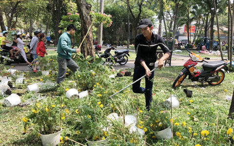 Hàng trăm chậu hoa bị đập bỏ ở chợ hoa lớn nhất Sài Gòn