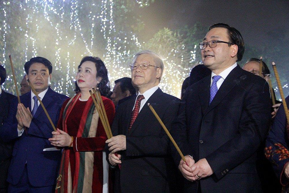 Tổng bí thư dâng hương tại tượng đài Lý Thái Tổ