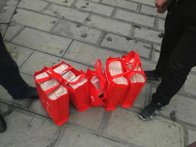 Người phụ nữ xách 5 túi tiền 12 tỷ về Tết, được cảnh sát hộ tống