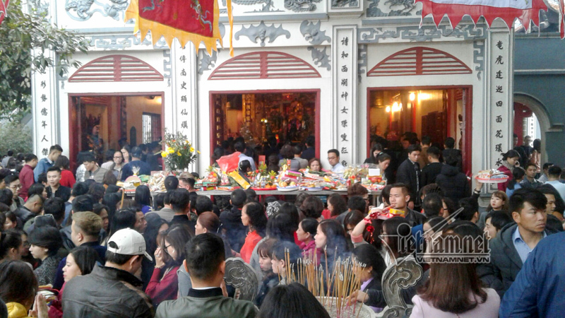 Phủ Tây Hồ, Văn Miếu: Cứ Tết là tắc