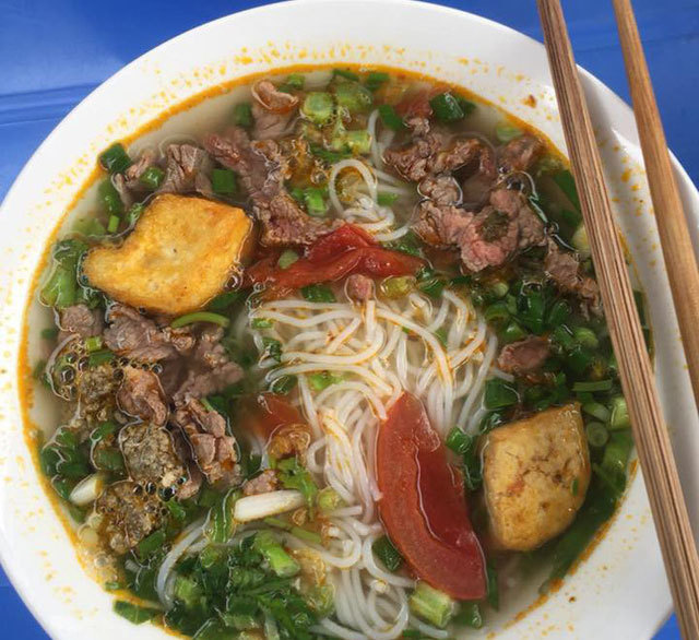 Hàng quán ngày Tết: 70.000 đồng bát bún bò 'dai như đỉa'