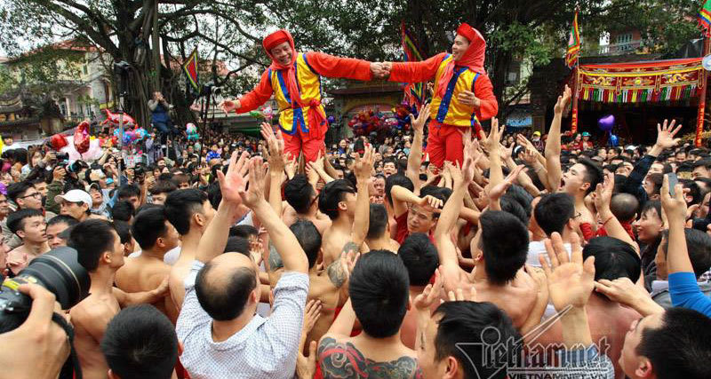 Nghẹt thở cảnh trai tráng cởi trần rước quan đám giả gái ở Đồng Kỵ