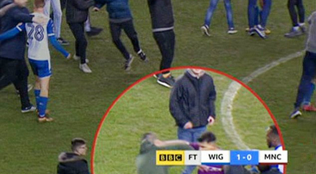 Video Aguero đấm CĐV