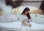 Vợ ca sĩ Đăng Dương khoe vẻ quyến rũ trong váy ren trắng