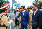 Chủ tịch HN Nguyễn Đức Chung lì xì nữ cảnh sát giao thông