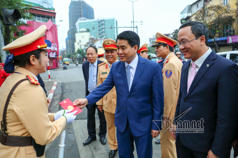 Chủ tịch HN Nguyễn Đức Chung lì xì nữ cảnh sát giao thông