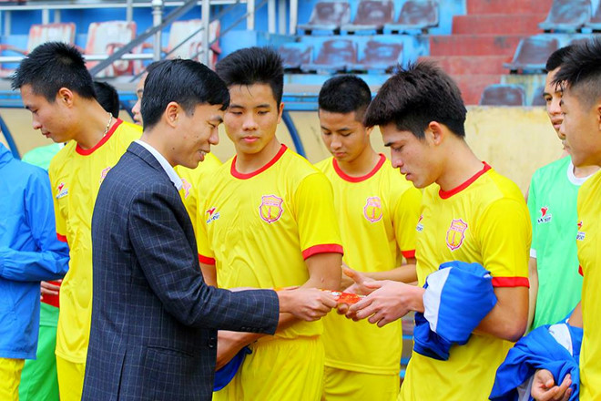 Cầu thủ V-League nô nức hội quân, nhận lì xì ngày “xông đất”