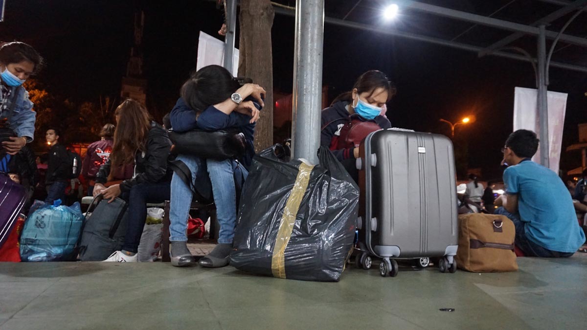 Trở lại Sài Gòn sau Tết, hành khách vật vờ giữa bến xe lúc 2h sáng