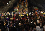 Hàng nghìn người xuyên đêm trẩy hội chùa Hương