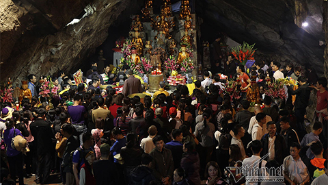 Hàng nghìn người xuyên đêm trẩy hội chùa Hương