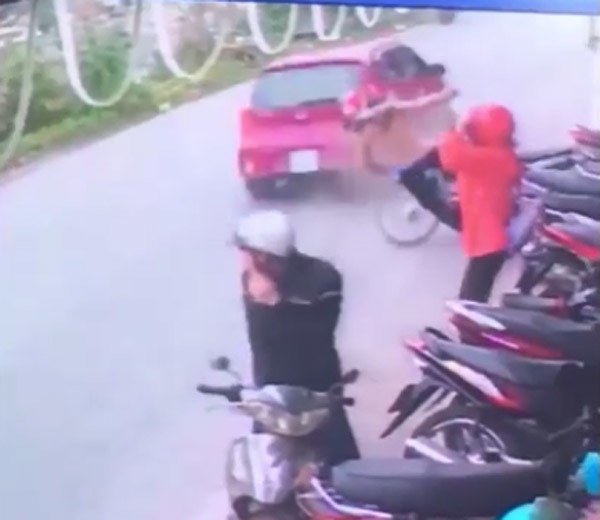 Dừng xe giữa đường, cô gái bị ô tô tông bay người