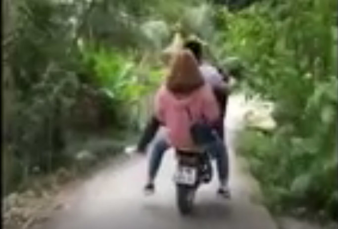 Bốc đầu phô diễn, thanh niên chở bạn gái lao thẳng xuống mương