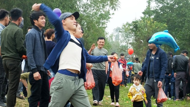 Độc lạ đi chợ mua cà chua ném nhau cầu may