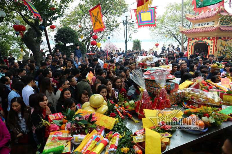 Phủ Tây Hồ chật cứng ngày đầu đi làm