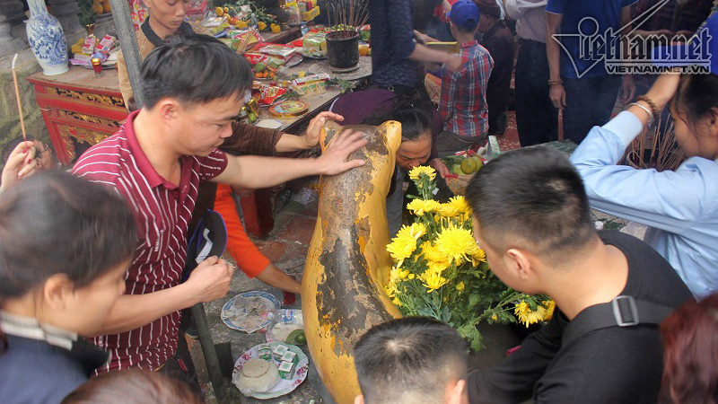 Chen nhau xức dầu gió, xoa mòn tượng hổ mong chữa bệnh