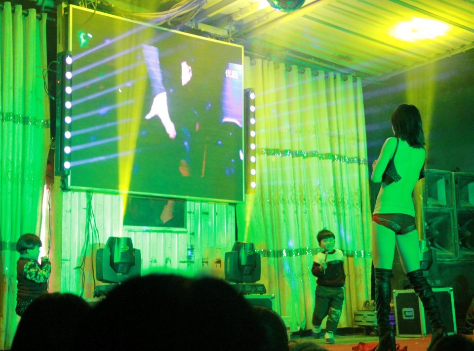 Vũ nữ thoát y nhảy tưng bừng tại đám ma ở TQ