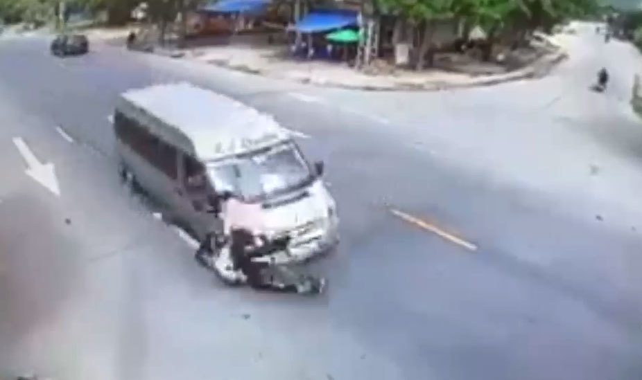 Qua đường không quan sát, người đi xe máy bị ô tô tông văng