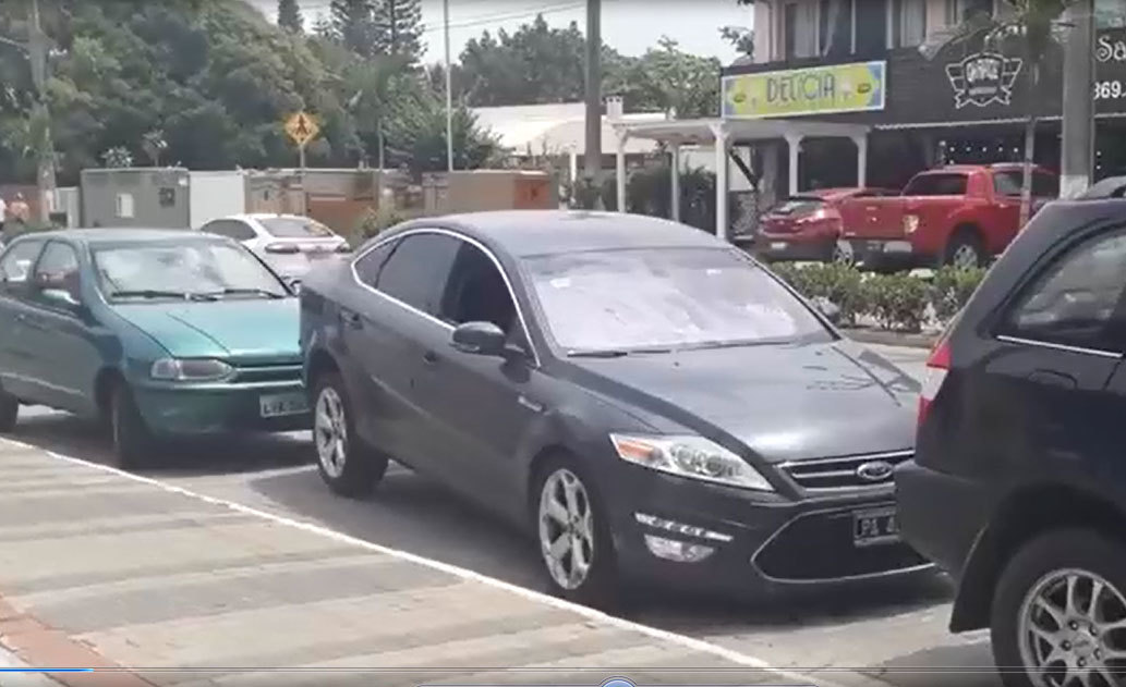 Ô tô 'xoay compa' ra khỏi chỗ hẹp một cách thần kỳ